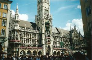 A famosa praça e o famoso relógio.